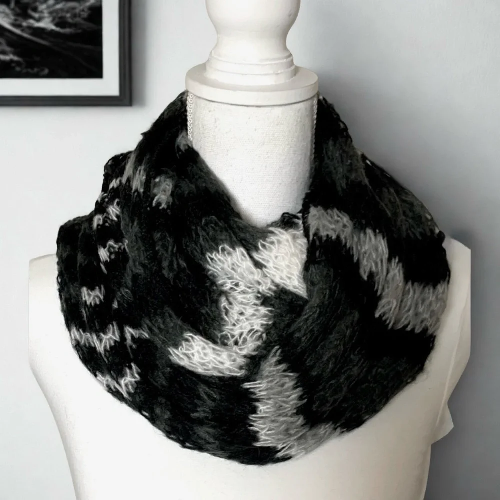 NWOT Rikka Women Boho Knit Infiniti Scarf One Size Black Gray White Fall‎